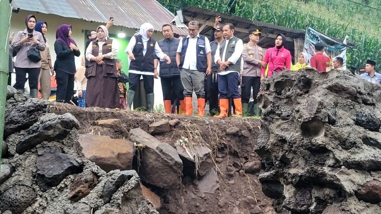 Pemerintah Provinsi Jawa Timur sigap menangani dampak banjir di Situbondo dengan fokus pada perbaikan irigasi. Perbaikan Irigasi Situbondo ditargetkan selesai dalam tiga hari untuk mengembalikan suplai air ke lahan pertanian.