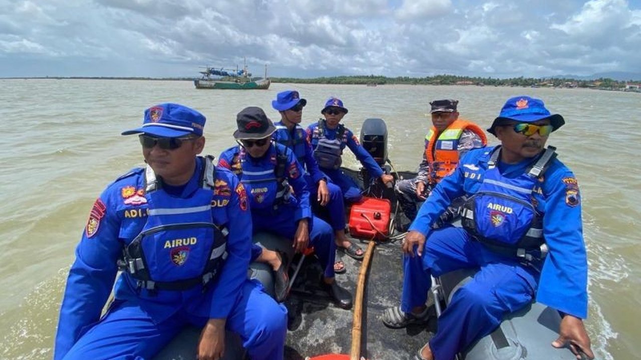 Tim SAR gabungan terus berupaya mencari satu nelayan yang masih hilang di perairan Pati setelah kecelakaan laut akibat badai. Pencarian Nelayan Hilang Pati ini diperluas hingga Rembang.