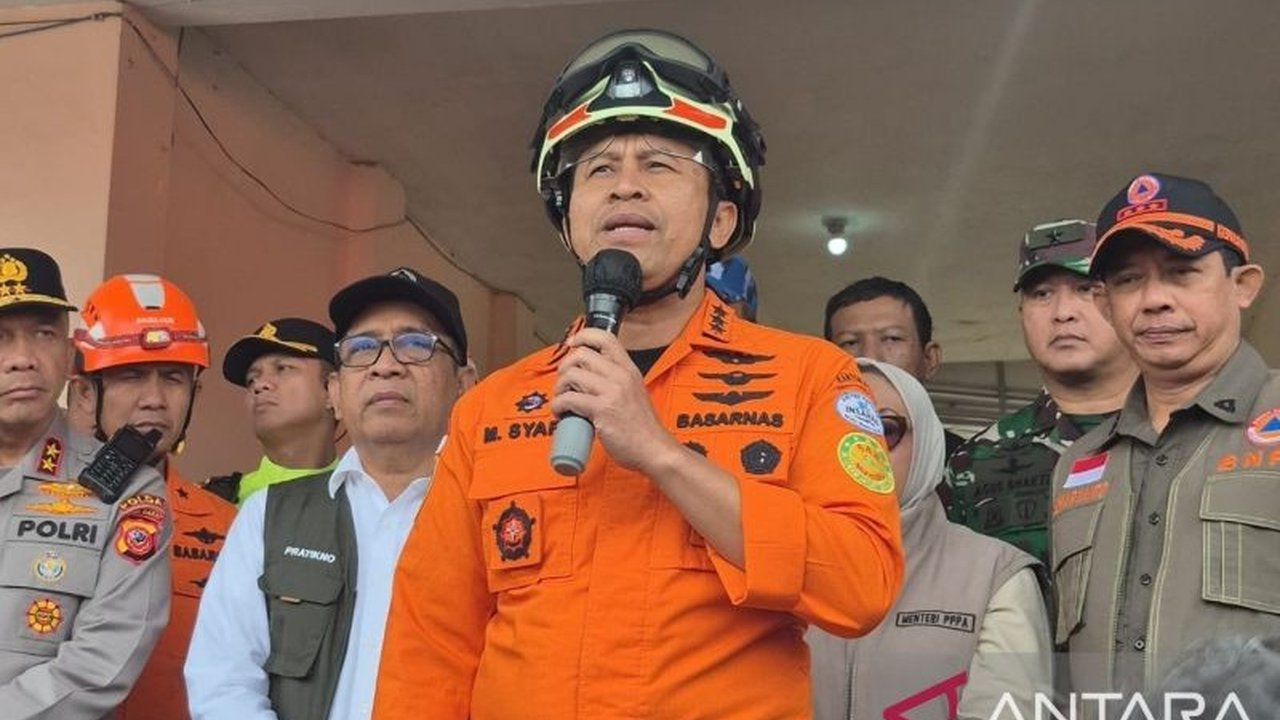 Basarnas mengerahkan 250 personel terlatih dalam operasi SAR hari kedua di Cisarua, Kabupaten Bandung Barat, untuk mencari 80 korban longsor yang masih tertimbun material.