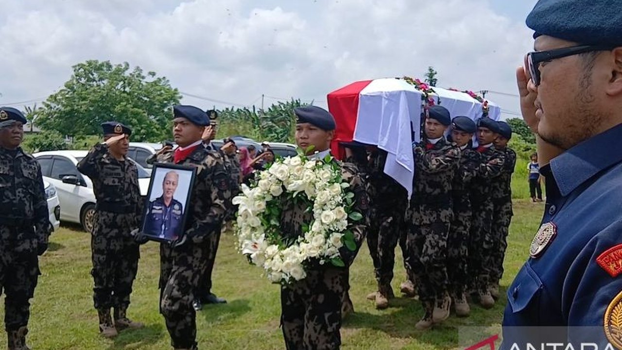 Pemakaman Capt. Andy Dahananto, pilot ATR 42-500 yang gugur dalam tugas, di Tangerang berlangsung khidmat diwarnai haru keluarga dan penghormatan dari Ditjen PSDKP.