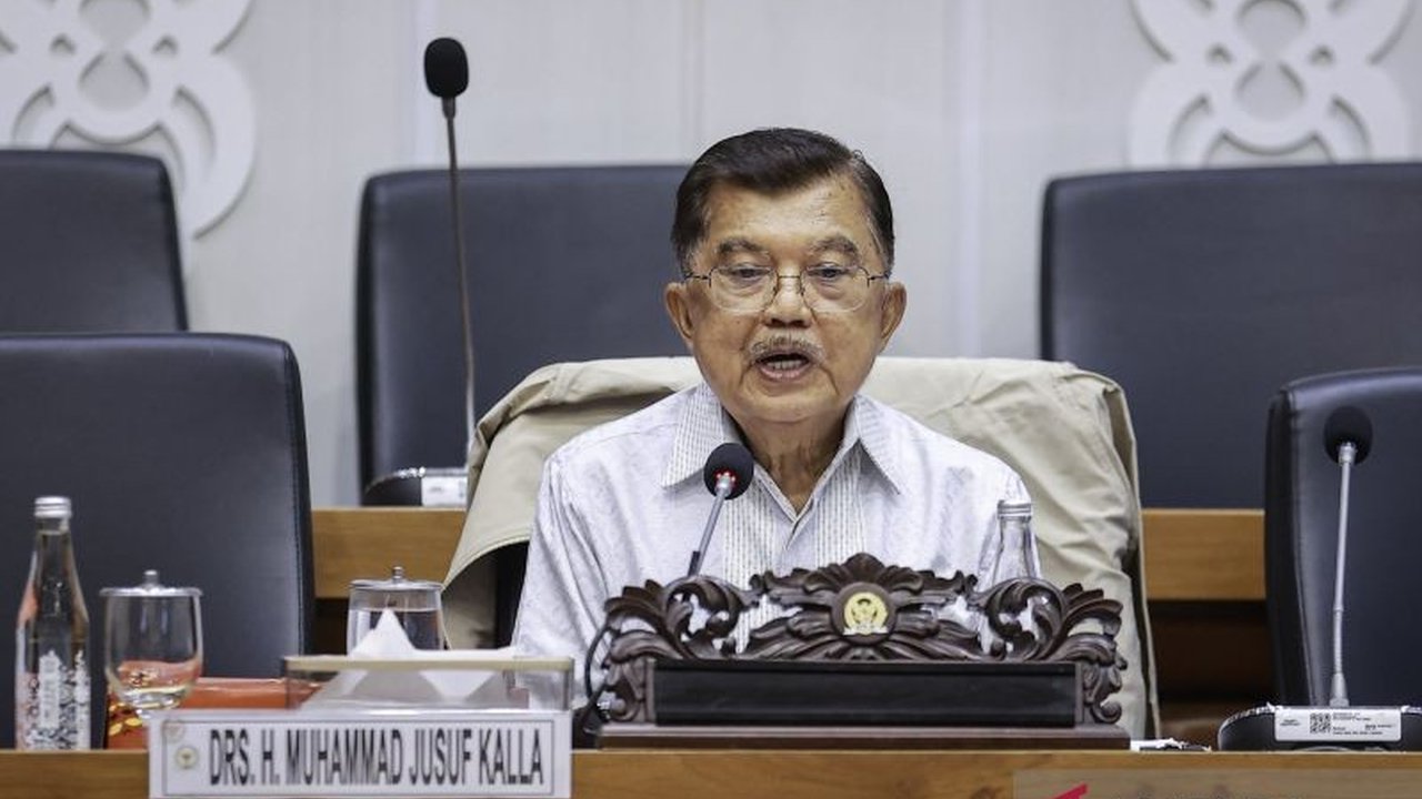Wakil Presiden ke-10 dan ke-12 RI, Jusuf Kalla, mengajak masyarakat jadikan **Ramadhan Momentum Ekonomi** dan penguatan solidaritas. Ia menekankan kehati-hatian dan kerja keras di tengah tantangan.