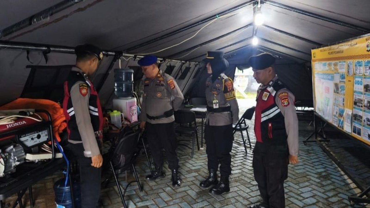 Polres Pesawaran terus memperkuat kesiapan posko darurat serta inventarisnya guna mengantisipasi potensi bencana alam, menunjukkan komitmen Polri dalam melindungi masyarakat.