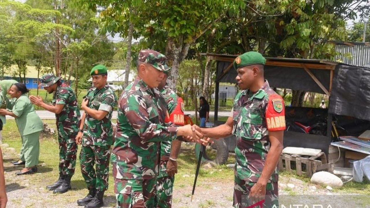 Dandim 1702/Jayawijaya menekankan pentingnya peningkatan pengabdian Babinsa Elelim kepada masyarakat, menjaga profesionalisme, dan sinergi di wilayah Kabupaten Yalimo.