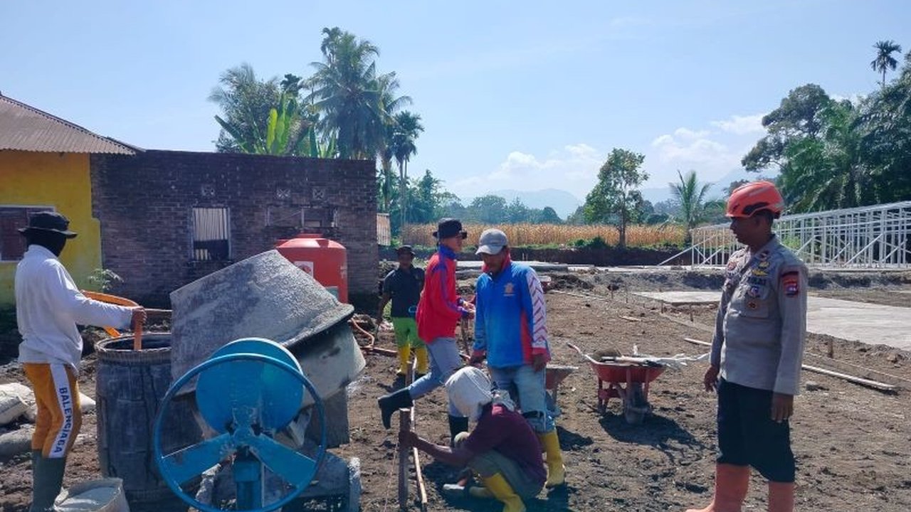 Satuan Brimob Polda Sumbar mengerahkan personel untuk mempercepat pembangunan hunian sementara (huntara) di tujuh titik di Kabupaten Agam, termasuk Padang Gantiang, demi segera menampung penyintas bencana.