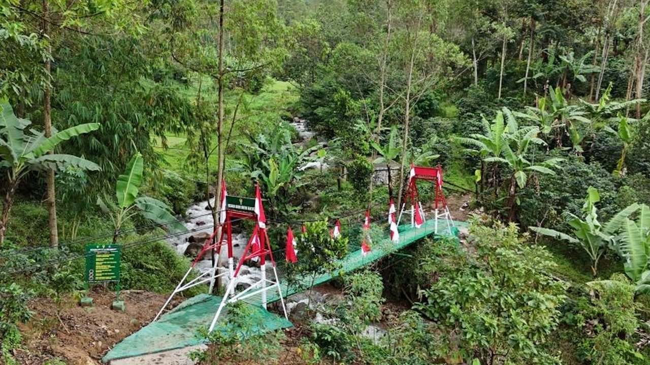 Pembangunan Jembatan Gantung Cisurupan di Garut telah secara signifikan mempermudah akses pendidikan bagi siswa dan meningkatkan mobilitas warga di dua desa, mengakhiri ketergantungan pada jalur berbahaya.