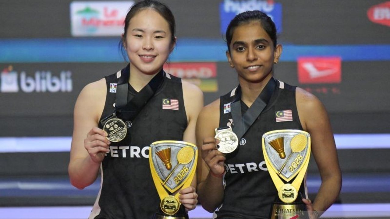 Ganda putri Malaysia Pearly Tan/Thinaah Muralitharan meraih gelar Juara Indonesia Masters 2026 dalam situasi tak terduga. Kemenangan ini didapat tanpa bertanding, meninggalkan perasaan campur aduk bagi Pearly Thinaah.