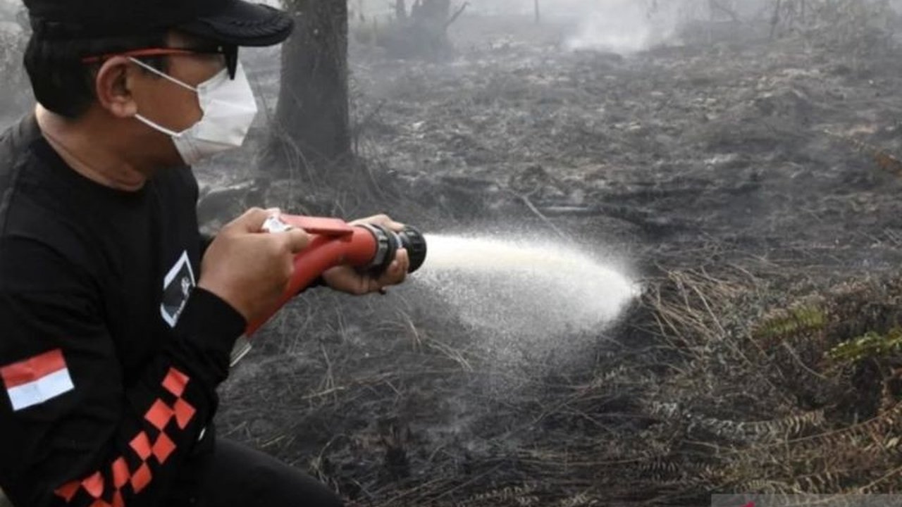 Kabupaten Kubu Raya berstatus siaga darurat karhutla menyusul lonjakan titik api. Pemkab Kubu Raya siapkan anggaran penuh dan perlindungan petugas demi percepatan penanganan karhutla.