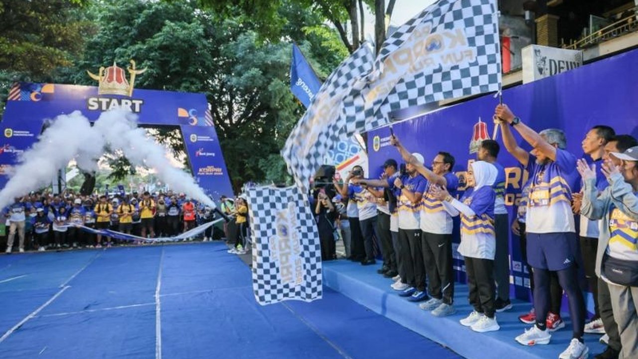 Ribuan Aparatur Sipil Negara (ASN) dan masyarakat antusias mengikuti KORPRI Fun Run 5K di Pati, Jawa Tengah, sekaligus menggalang donasi Rp100 juta untuk membantu korban bencana banjir. Acara ini menjadi bukti nyata solidaritas sosial dan komitmen pelayan