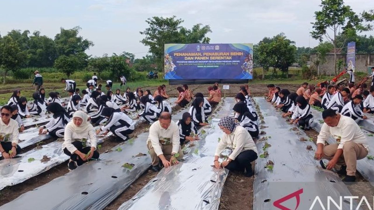 Gubernur Jawa Timur Khofifah Indar Parawansa mendukung penuh implementasi program Sekolah Inovatif Ketahanan Pangan (Sikap) di sekolah, bertujuan mengedukasi siswa sekaligus mengoptimalkan lahan tak produktif.