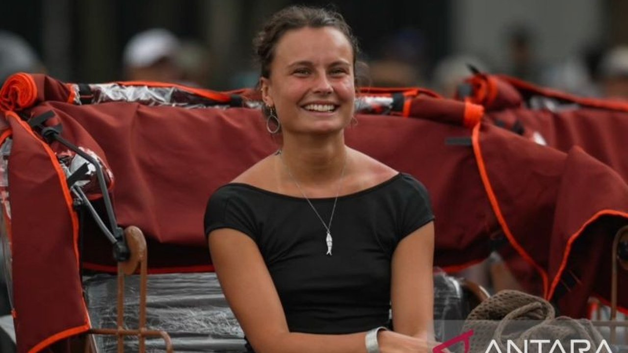 Seorang warga negara Jerman memberikan apresiasi tinggi terhadap program bantuan becak listrik dari Presiden Prabowo di Malang, menilai inisiatif ini sangat membantu mobilitas warga dan mengurangi kelelahan.