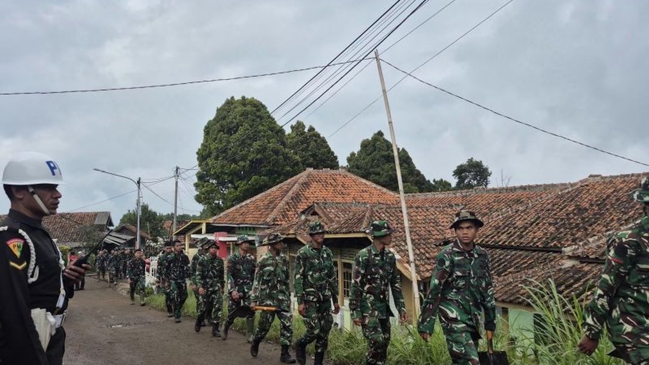 Badan Meteorologi, Klimatologi, dan Geofisika (BMKG) memprediksi hujan lebat akan berlangsung di Cisarua selama sepekan ke depan, meningkatkan kewaspadaan potensi longsor susulan di tengah upaya evakuasi korban.