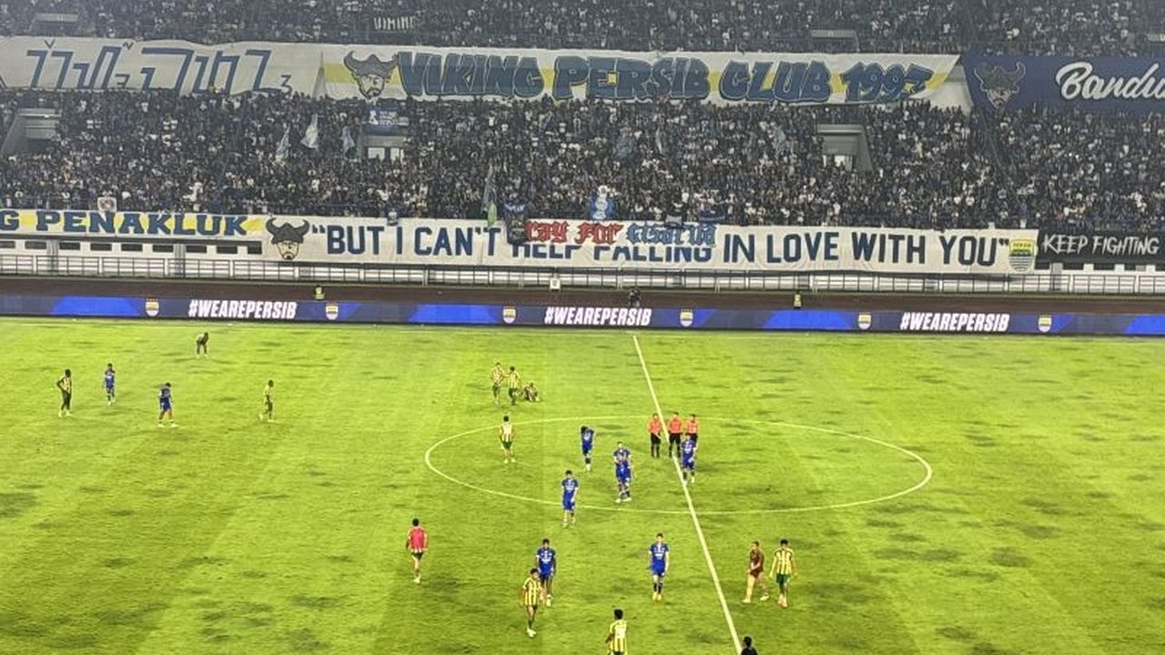 Persib Bandung berhasil merebut kembali puncak klasemen Super League setelah gol tunggal Berguinho memastikan kemenangan 1-0 atas PSBS Biak.