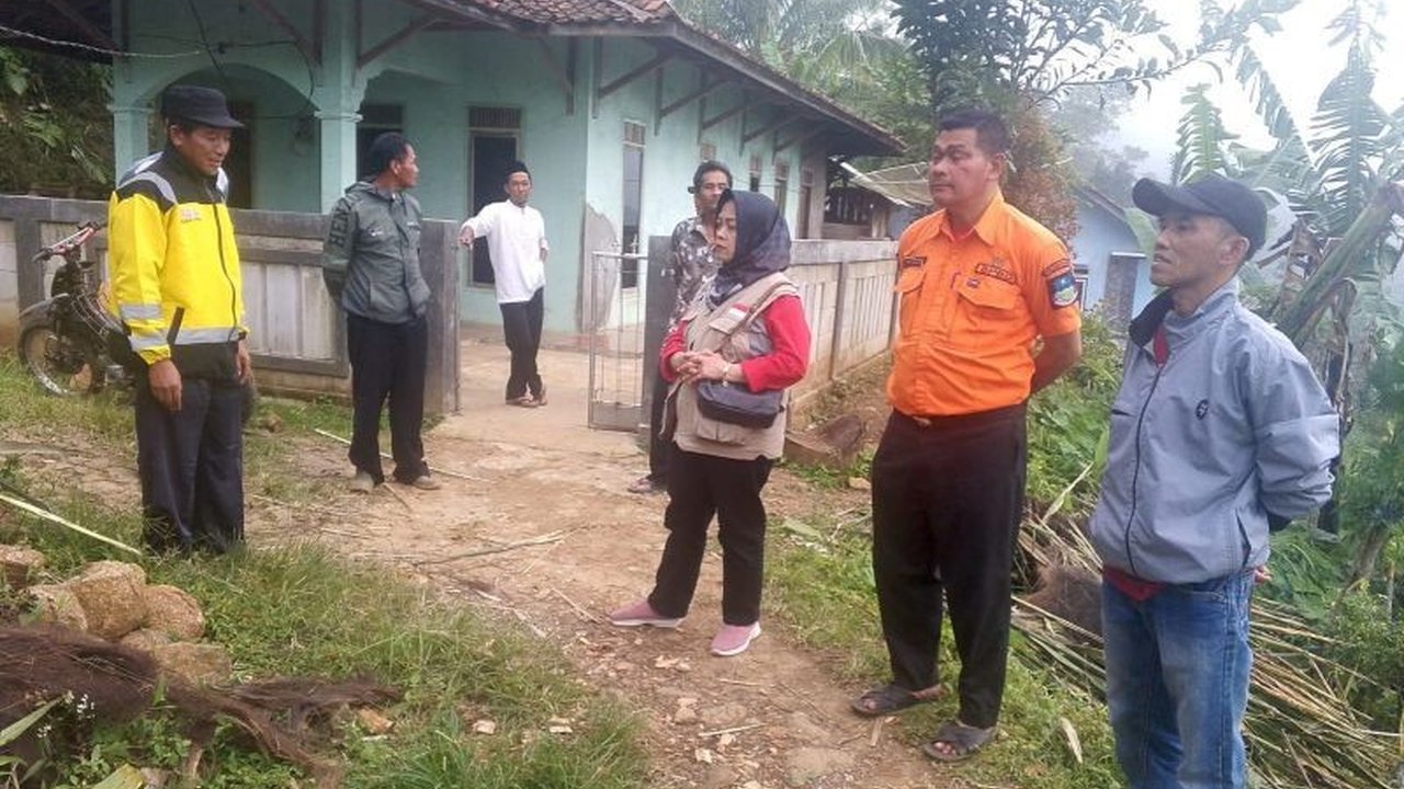 Bencana angin kencang melanda Kecamatan Talegong, Garut, pada Sabtu (24/1), menyebabkan satu warga meninggal dunia dan puluhan rumah mengalami kerusakan parah.
