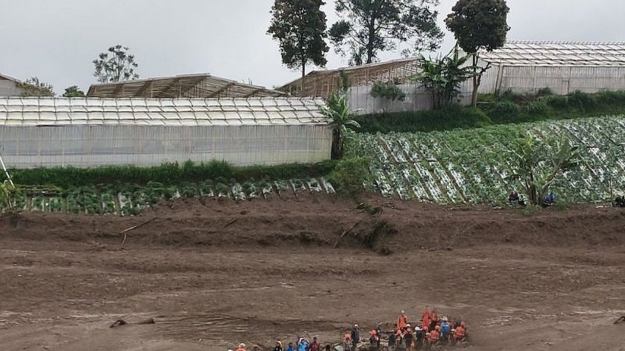 Badan Geologi Kementerian Energi dan Sumber Daya Mineral (ESDM) mengingatkan masyarakat untuk mewaspadai ancaman longsor susulan di Cisarua Bandung Barat, terutama saat hujan intensitas tinggi.