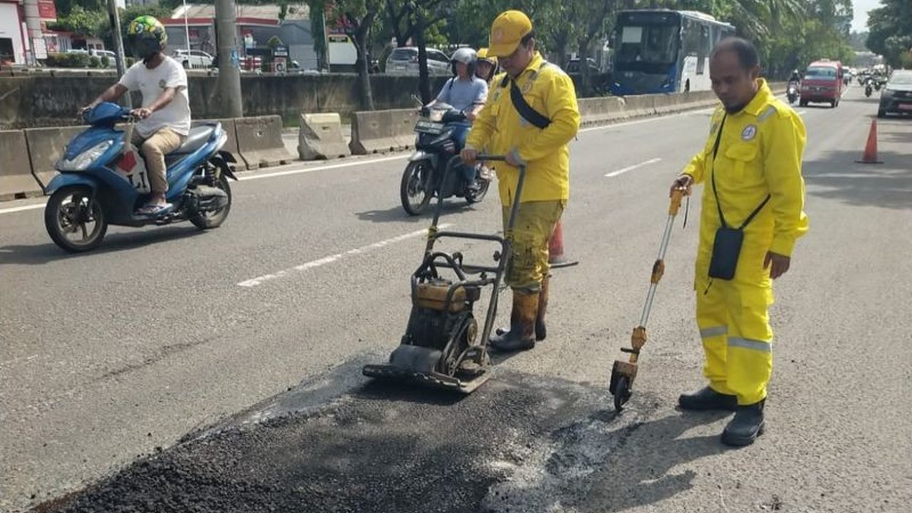 Lubang Jalan Daan Mogot di KM 12 Jembatan Gantung akhirnya ditambal oleh Dinas Bina Marga DKI Jakarta setelah menyebabkan serangkaian kecelakaan. Simak detail penanganan dan imbauan keselamatan.
