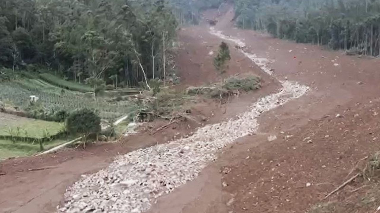 Pakar Geologi ITB menjelaskan longsor di Bandung Barat bukan sekadar biasa, melainkan dipicu jebolnya bendungan alami di hulu sungai yang berpotensi terulang. Warga diminta waspada terhadap tanda-tanda dini.