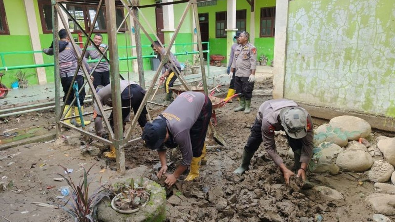 Personel BKO Brimob Kalimantan Timur bersama Polres Lhokseumawe menunjukkan kepedulian pascabencana dengan membersihkan sekolah di Aceh Utara, memastikan kegiatan belajar mengajar kembali normal setelah banjir.