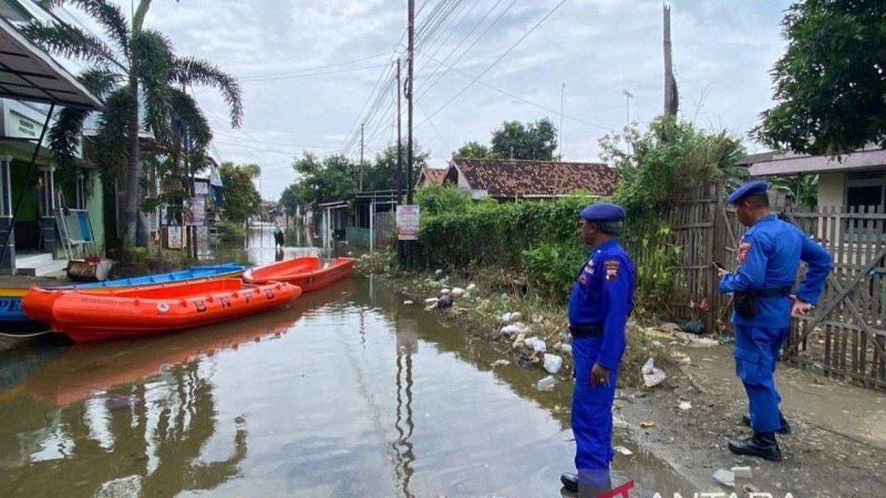 Satpolairud Polresta Pati melakukan patroli intensif di wilayah terdampak banjir Juwana, Pati, untuk memastikan keamanan dan mengedukasi warga. Simak upaya Patroli Banjir Satpolairud Pati dalam menjaga kondusivitas pasca-banjir.