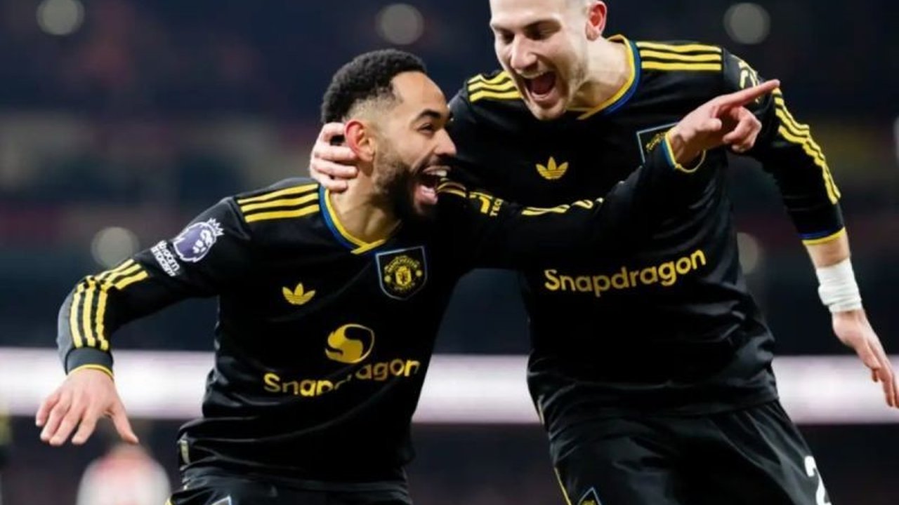 Gol penentu Matheus Cunha di menit-menit akhir mengantarkan Manchester United meraih kemenangan dramatis 3-2 atas Arsenal. Drama lima gol mewarnai duel sengit Liga Inggris 2025/26 ini.
