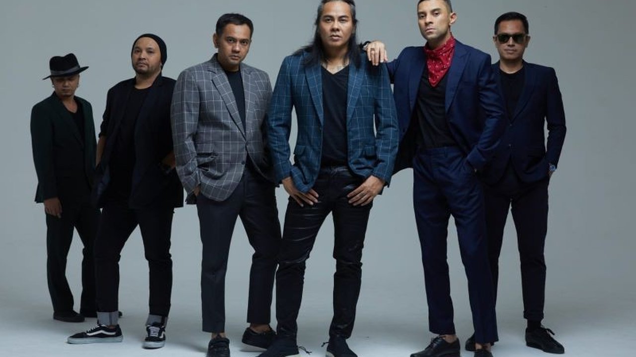 Industri musik tanah air berduka atas kepergian Lucky Widja, salah satu vokalis band Element, pada usia 49 tahun. Simak detail kabar duka Lucky Widja meninggal dunia dan ungkapan pilu dari Ferdy Tahier.