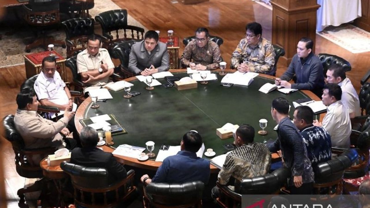 Presiden Prabowo Subianto memimpin Rapat Terbatas Prabowo Hambalang bersama jajaran menteri dan pejabat negara untuk mengecek program strategis nasional usai kunjungan luar negeri, menunjukkan komitmen terhadap percepatan pembangunan.