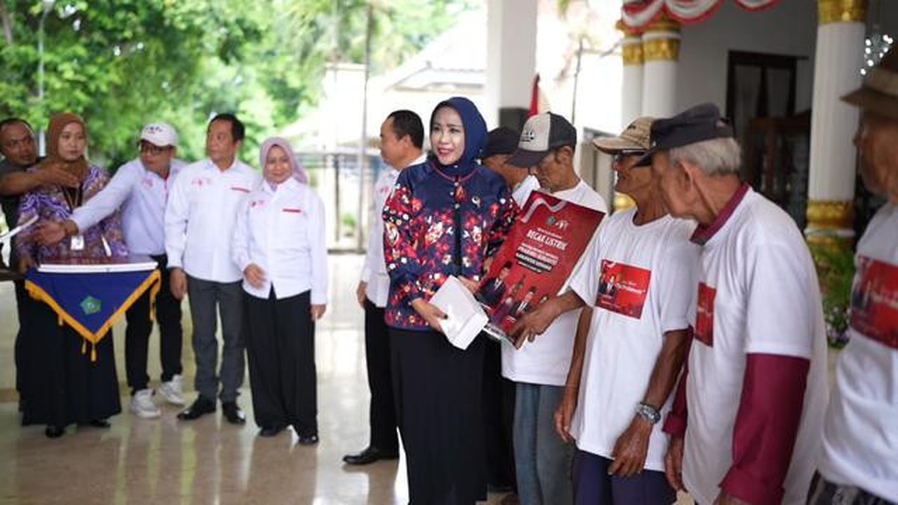 Para penarik becak di Kabupaten Sidoarjo, Jawa Timur gembira karena menerima bantuan becak listrik