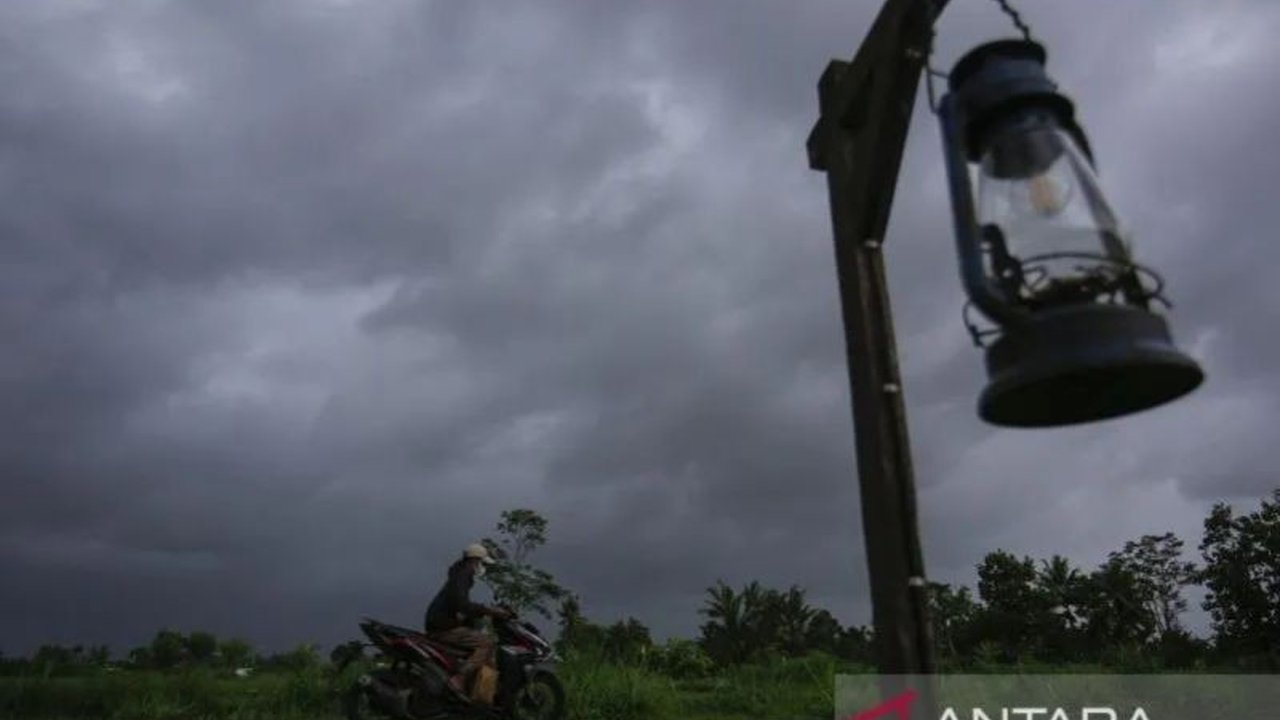 BMKG Stasiun Meteorologi Yogyakarta peringatkan potensi cuaca ekstrem DIY pada 27-29 Januari 2026. Belokan angin dan kondisi atmosfer mendukung hujan lebat serta gelombang tinggi.