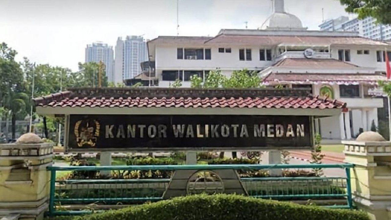 Pemerintah Kota Medan mencopot Camat Medan Maimun karena pelanggaran disiplin berat, menyalahgunakan Kartu Kredit Pemerintah Daerah (KKPD) untuk judi online, dengan kerugian fantastis.