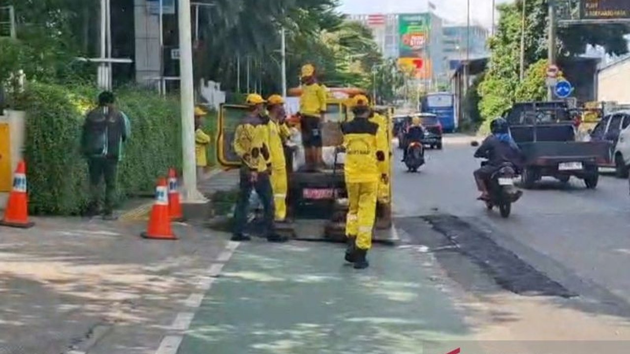 Anggota DPRD DKI Jakarta menyoroti bahaya jalan berlubang di Jakarta pascabanjir, mendesak Pemprov DKI dan Dinas Bina Marga untuk segera melakukan perbaikan demi keselamatan warga dari jalan berlubang Jakarta.