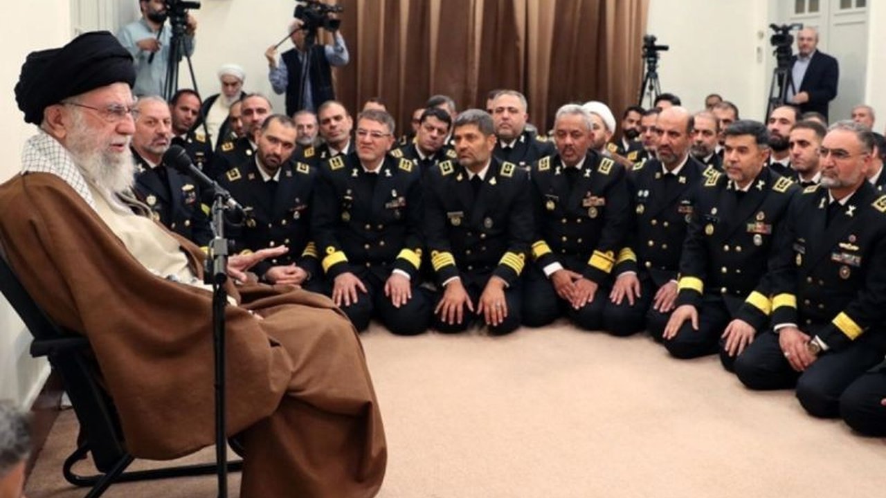Di tengah meningkatnya ketegangan dan kekhawatiran serangan AS, Komandan Militer Iran Bersatu menegaskan kesiapan untuk membela negara hingga titik darah penghabisan, menggagalkan rencana musuh.