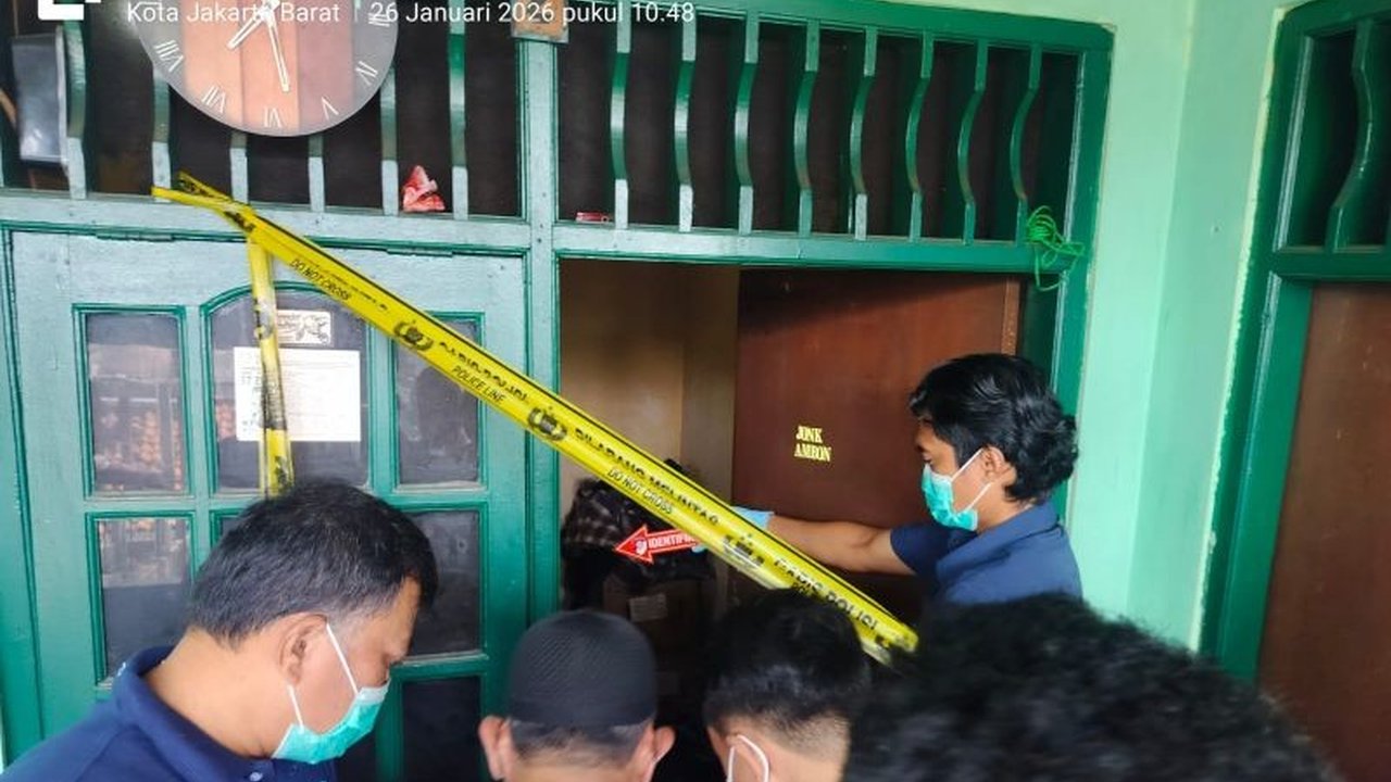Misteri kematian seorang satpam di kontrakan Kalideres terkuak. Polisi memastikan tidak ditemukan tanda kekerasan pada jenazah, mengindikasikan penyebab kematian satpam Kalideres karena sakit.