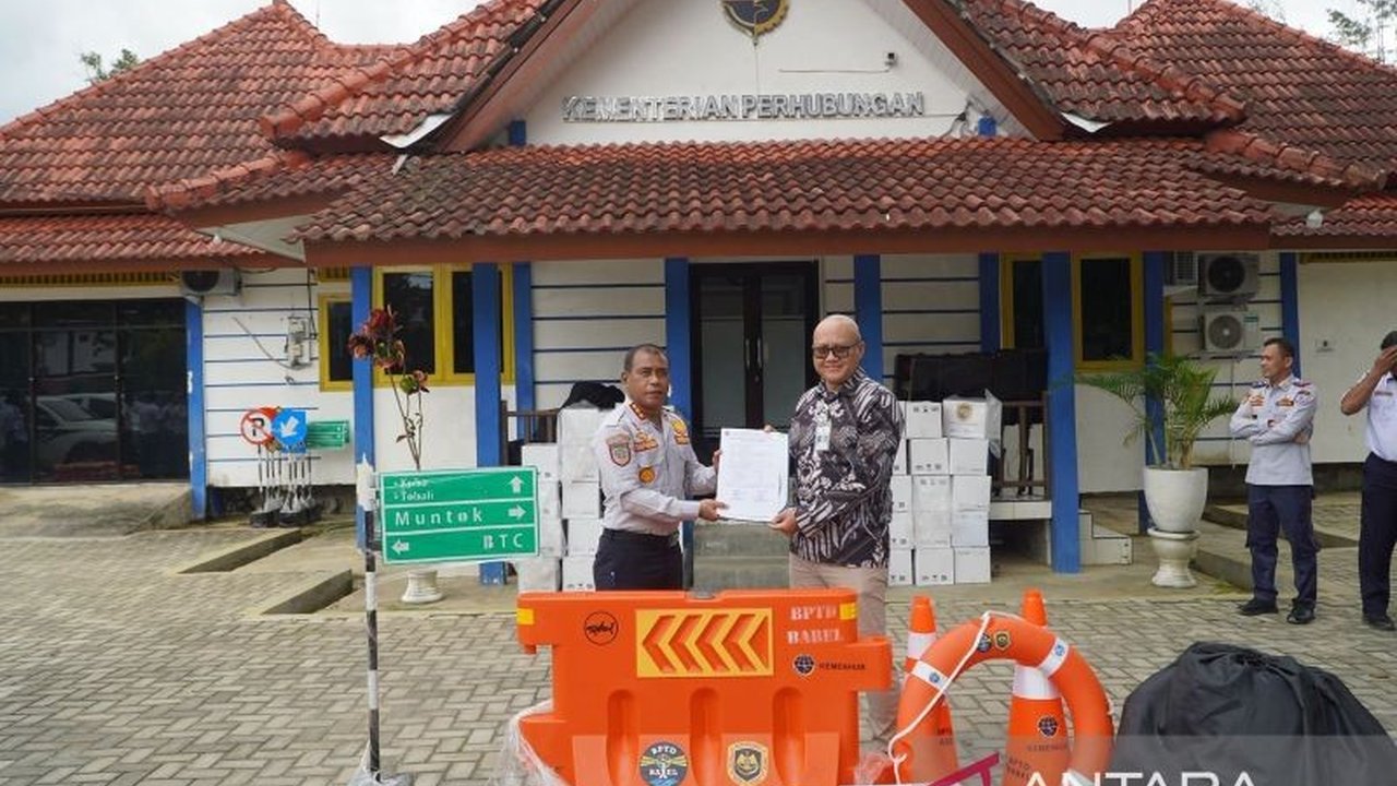 BPTD Babel serahkan alat keselamatan kepada Dinas Perhubungan se-Bangka Belitung, sebagai langkah strategis persiapan angkutan Lebaran 2026 dan peningkatan keselamatan lalu lintas.