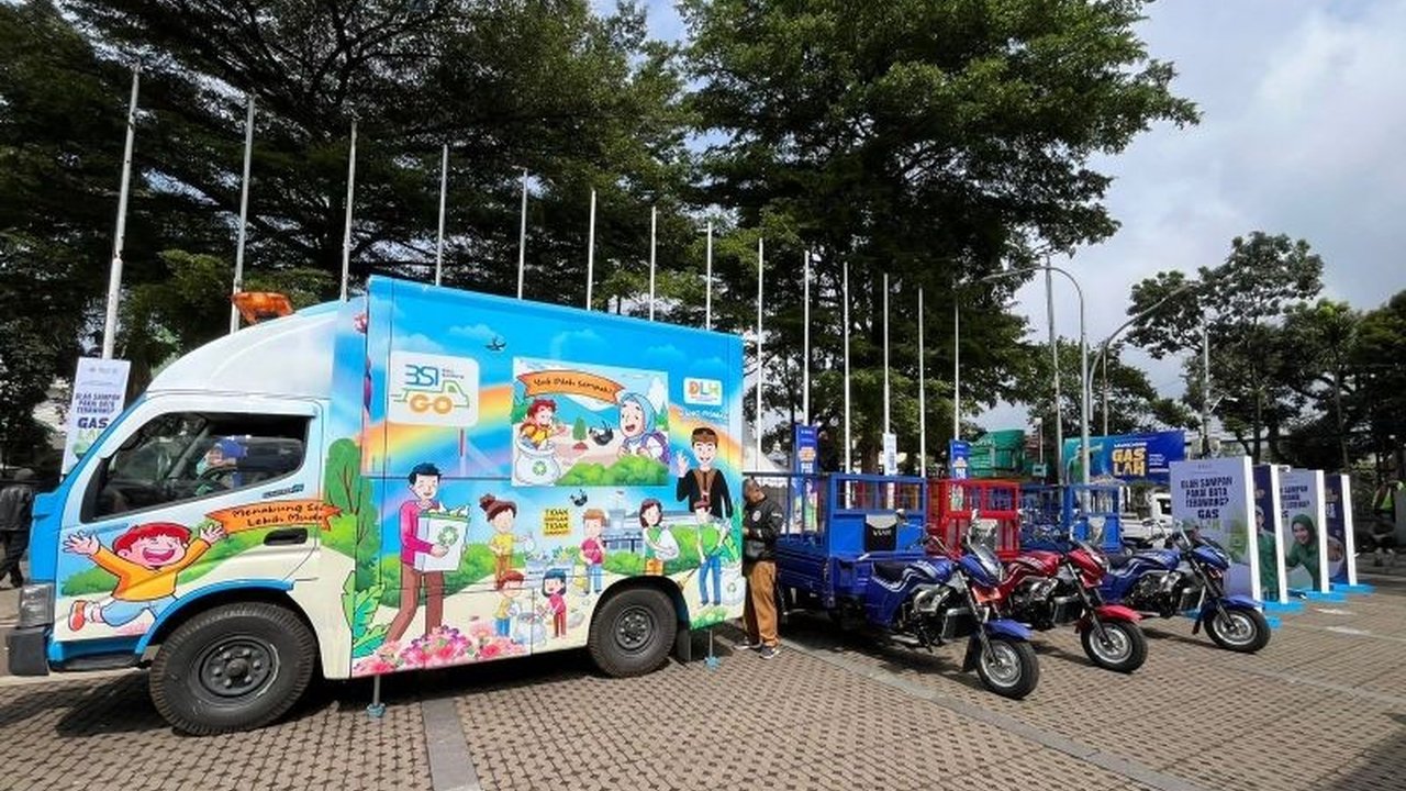 Pemerintah Kota Bandung mengerahkan 1.596 petugas pemilah dan pengolah sampah di setiap RW untuk mempercepat penanganan sampah Bandung yang kian mendesak.