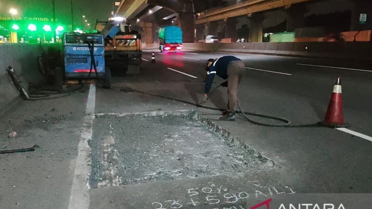 PT Jasamarga Transjawa Tol (JTT) mengintensifkan **pemeliharaan Tol Jakarta-Cikampek** demi keselamatan pengendara di tengah cuaca ekstrem Januari 2026. Simak langkah-langkah antisipatif JTT untuk menjaga infrastruktur jalan tol.