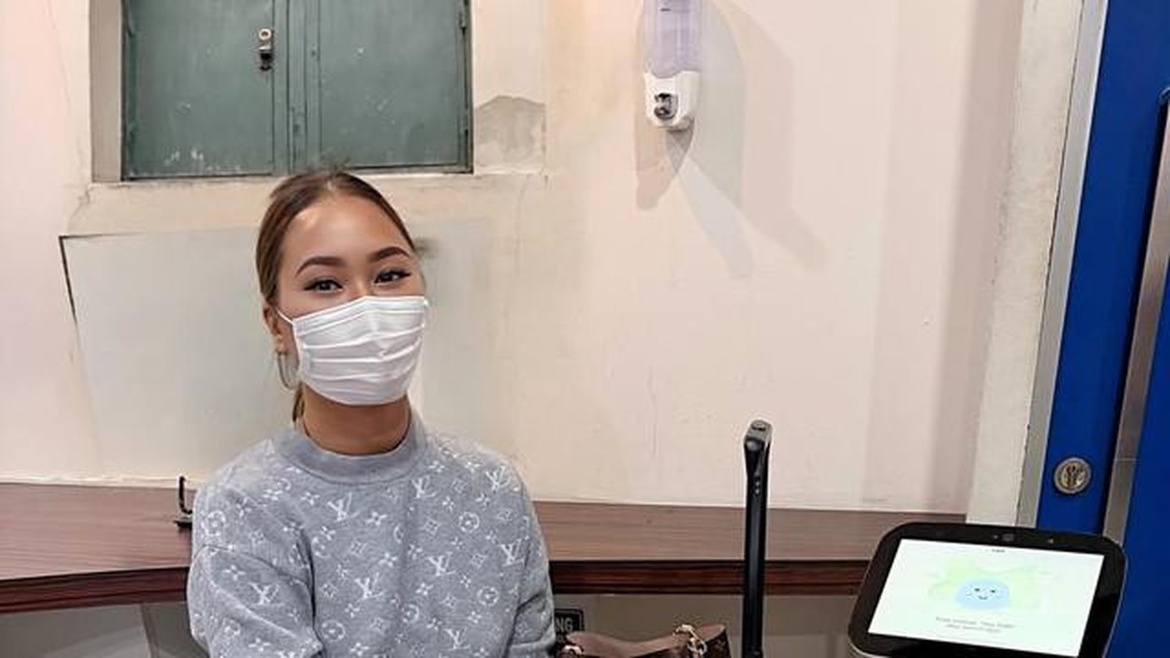 Pedangdut Inul Daratista dilarikan ke UGD setelah pingsan di kamar mandi, diduga akibat infeksi parasit dan jamur yang dialami usai pulang dari Korea Selatan. (Foto: Dok. Instagram @inul.d)