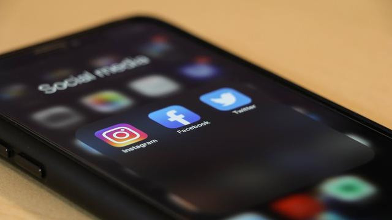 Ilustrasi Instagram dan Facebook. Credit: Dole777/ Unsplash