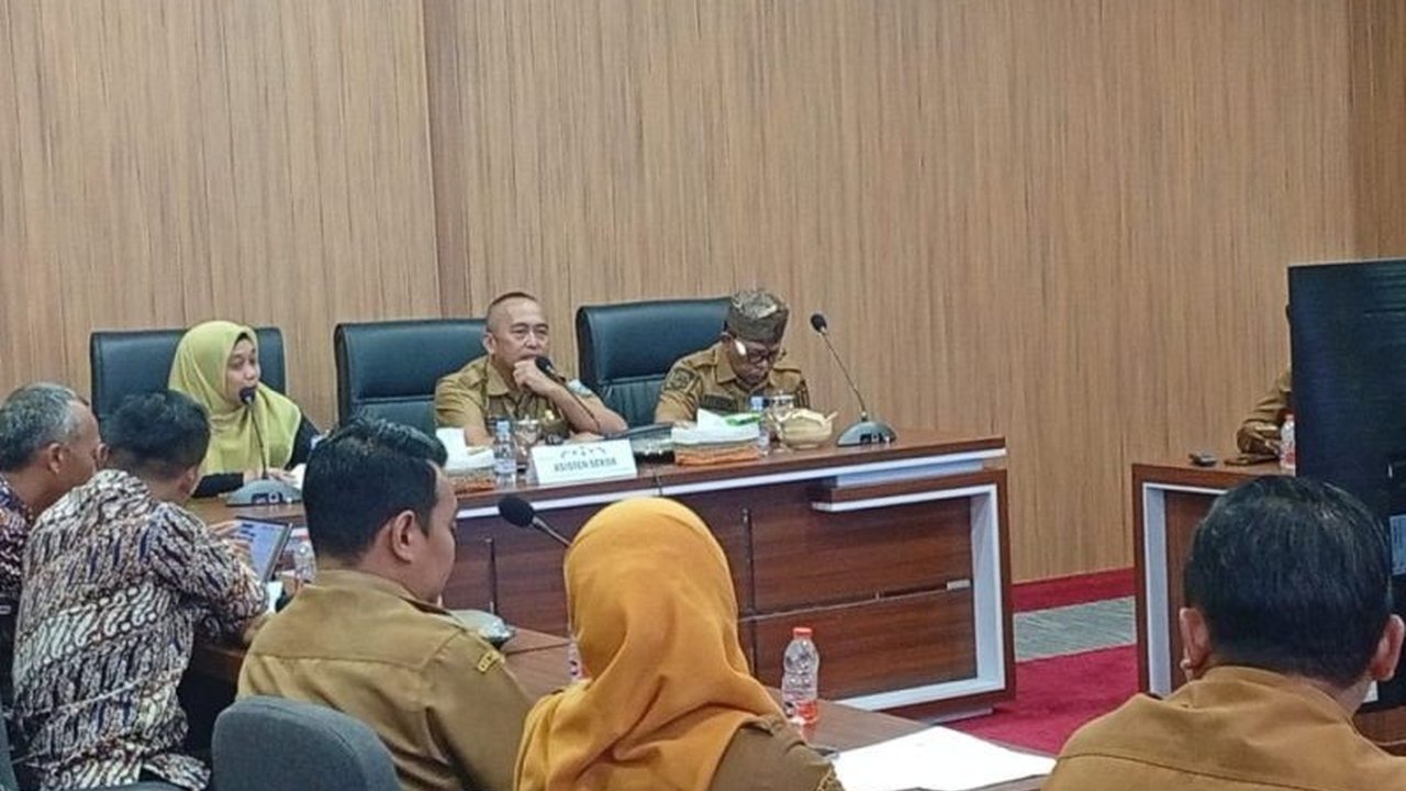 Pemerintah Kabupaten Probolinggo menjalin kerja sama strategis dengan Kemenperin melalui BBSPJIKB untuk mengoptimalkan potensi Industri Kerajinan dan Batik lokal, mendorong pertumbuhan UMKM dan pariwisata daerah.