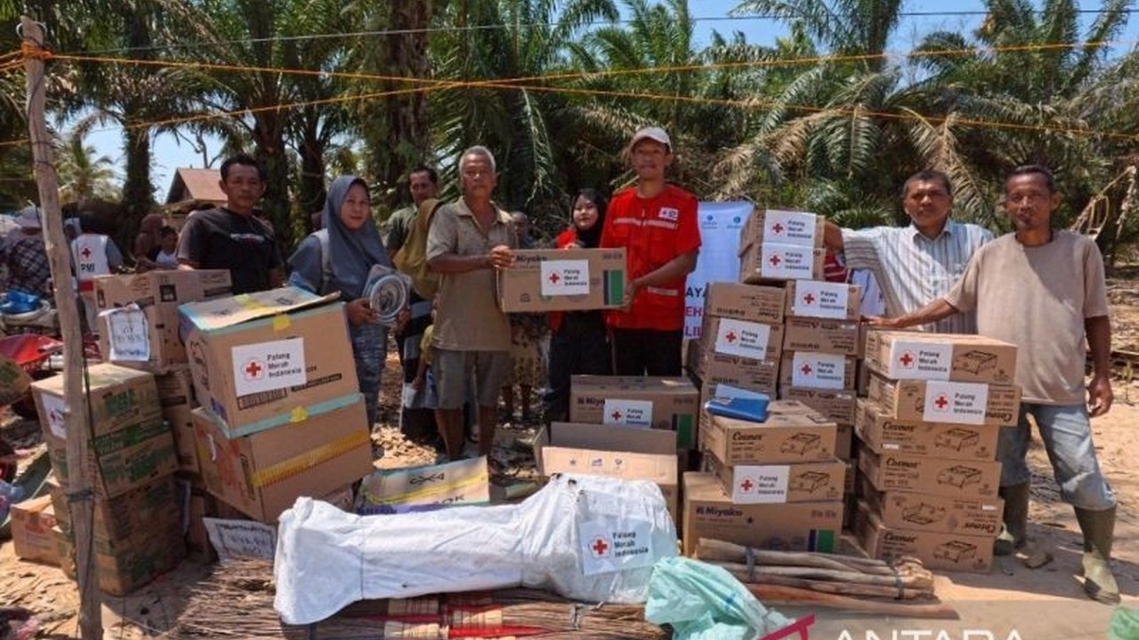 Palang Merah Indonesia (PMI) Sumatera Utara (Sumut) menyalurkan 50 set kompor dan berbagai bantuan vital lainnya bagi korban bencana hidrometeorologi di Tapanuli Tengah. PMI Sumut Salurkan Bantuan Tapanuli Tengah untuk pemulihan dan kemandirian warga.
