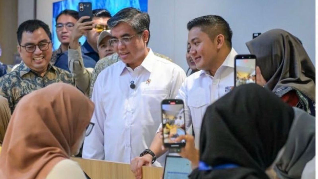 Pemerintah kembali membuka kesempatan bagi lulusan baru untuk mengikuti Program Magang Nasional pada pertengahan 2026 dengan kuota 100.000 peserta, menjanjikan pengalaman kerja berharga dan perlindungan sosial.