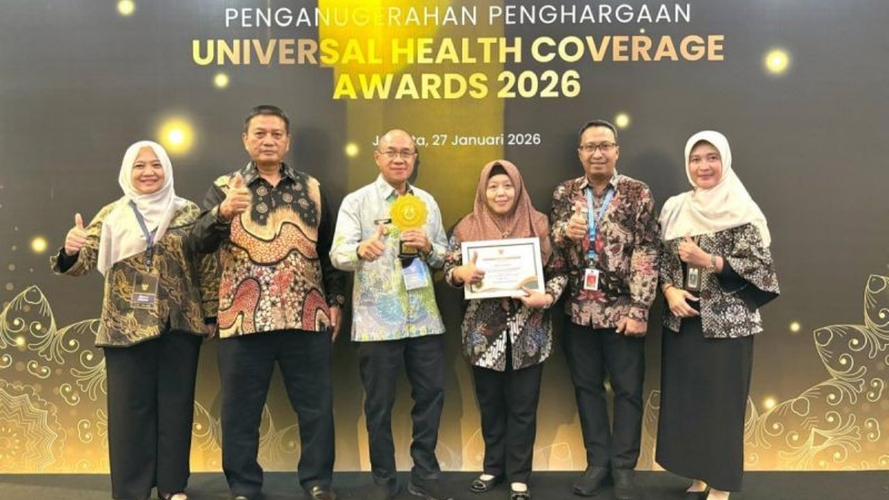 Kabupaten Banyumas berhasil meraih UHC Award 2026, menegaskan komitmen kuat pemerintah daerah dalam memberikan perlindungan kesehatan menyeluruh bagi warganya melalui Program JKN. Simak detail pencapaian UHC Banyumas ini!