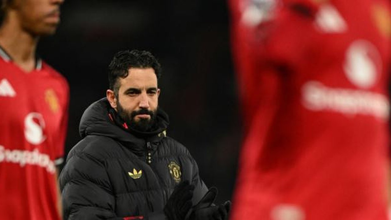 Pelatih Manchester United asal Portugal, Ruben Amorim, bereaksi di akhir pertandingan Liga Inggris antara Manchester United dan Wolverhampton Wanderers di Old Trafford, Manchester, barat laut