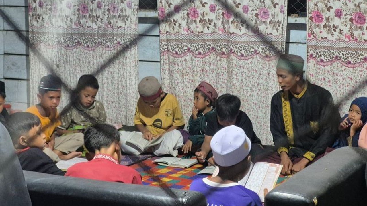 Meskipun puluhan rumah tertimbun lumpur pasca-banjir akhir 2025, anak-anak di Gayo Lues, Aceh, menunjukkan semangat mengaji yang luar biasa, menginspirasi banyak pihak.