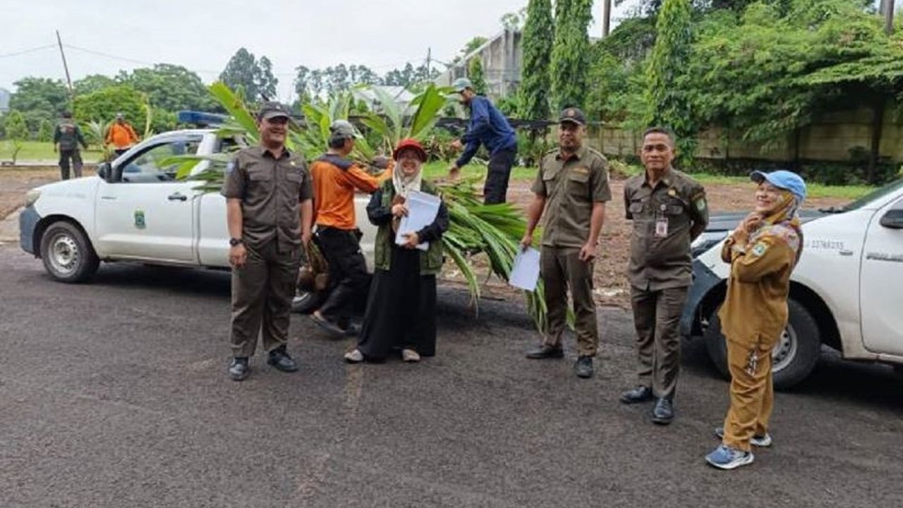 Pemerintah Kota Tangerang menyalurkan 20.000 bibit kelapa genjah kepada masyarakat di 104 kelurahan, sebuah langkah strategis untuk mendukung ketahanan pangan dan pemanfaatan lahan kosong yang menarik perhatian.