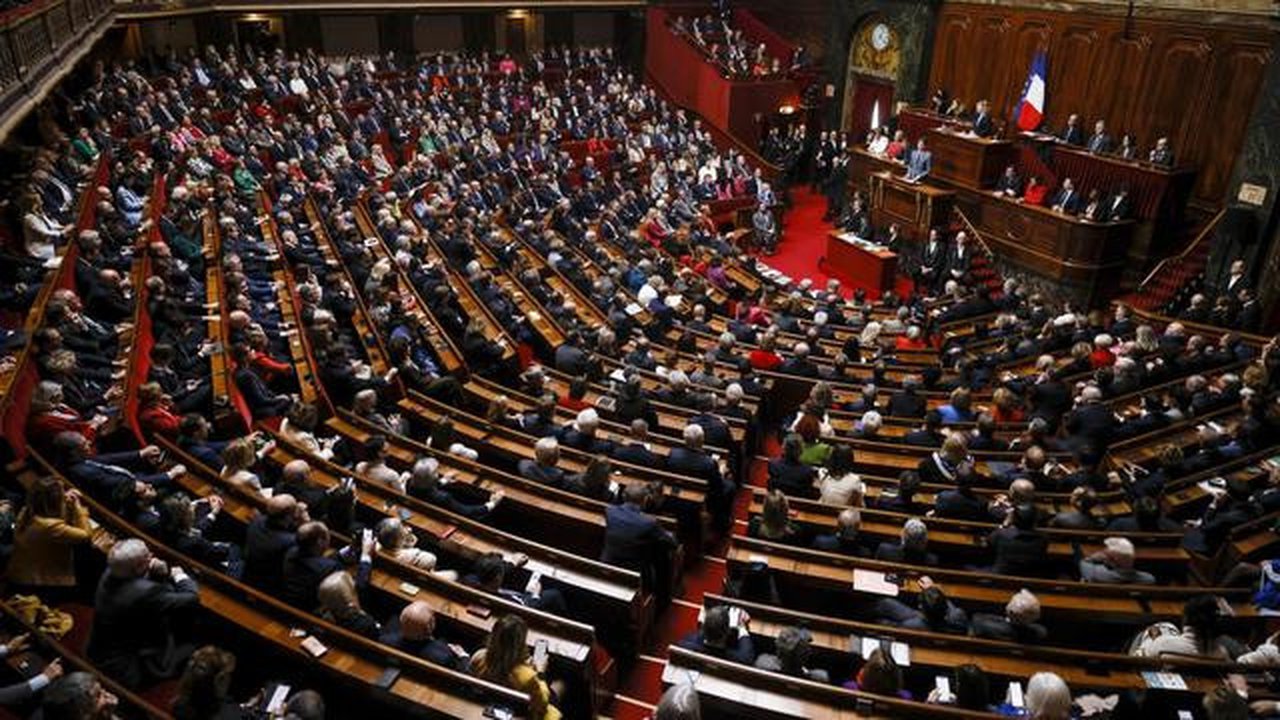 Menjelang pemungutan suara, PM Prancis Gabriel Attal berpidato di depan lebih dari 900 anggota parlemen yang berkumpul untuk sidang bersama di Istana Versailles pada Senin (4/3/2024). Dia