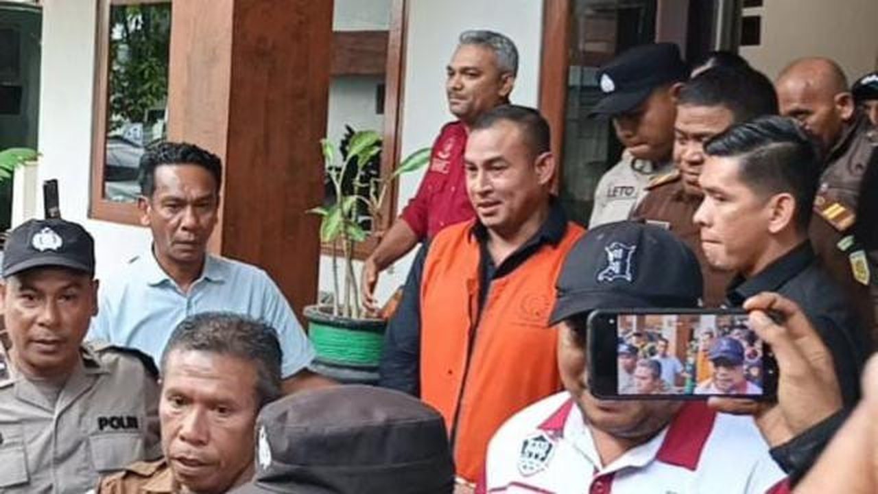 Anggota DPRD Kota Kupang dari Fraksi Hanura, Mokrianus Lay saat digiring ke mobil tahanan (Liputan6.com/Ola Keda)