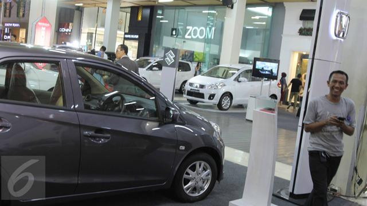 Produk mobil yang diikutsertakan pada pameran kendaraan di salah satu pusat perbelanjaan di Bandung, Sabtu (27/6/2015). Bank Indonesia (BI) menerbitkan aturan pelonggaran uang muka/DP untuk k
