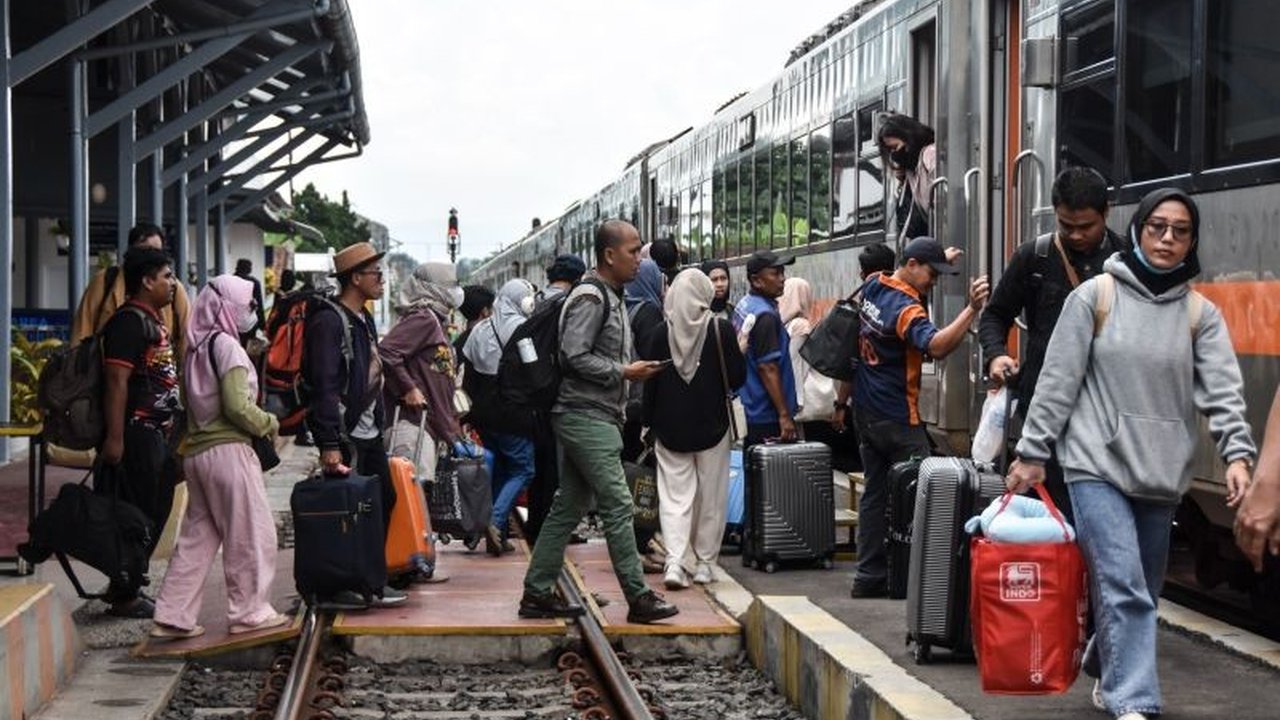 PT KAI Daop 2 Bandung telah menyiapkan 24 perjalanan KA Jarak Jauh Lebaran 2026 setiap hari dengan ribuan tempat duduk, mengajak masyarakat segera pesan tiket untuk mudik nyaman dan aman.