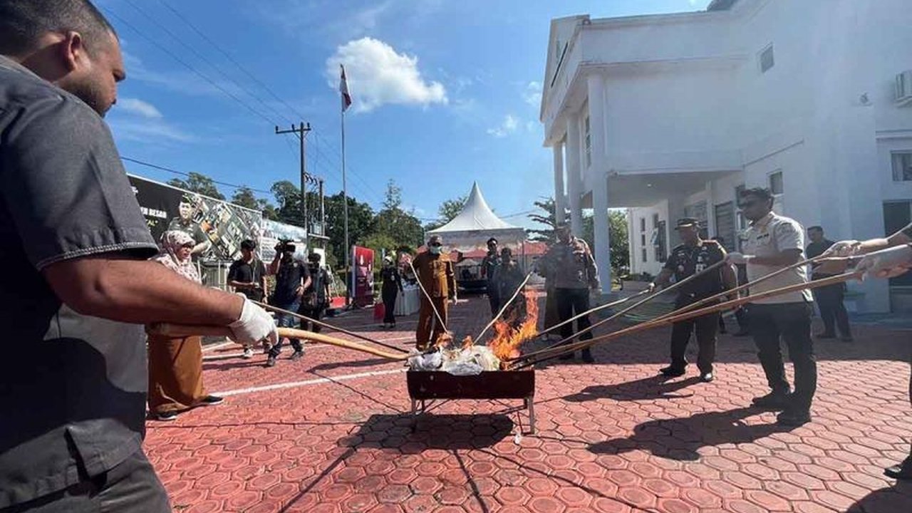 Kejaksaan Negeri Aceh Besar kembali menegaskan komitmennya dalam penegakan hukum dengan melakukan pemusnahan barang bukti tindak pidana yang telah inkrah, meliputi narkotika hingga telepon genggam, sebagai wujud transparansi dan akuntabilitas.