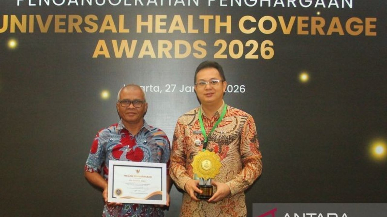 Pemerintah Kabupaten Bangka Barat berhasil meraih Penghargaan UHC Awards 2026 kategori madya dari BPJS Kesehatan, menegaskan komitmen serius dalam menjamin layanan kesehatan bagi warganya. Bagaimana upaya Bangka Barat mewujudkan perlindungan kesehatan yan