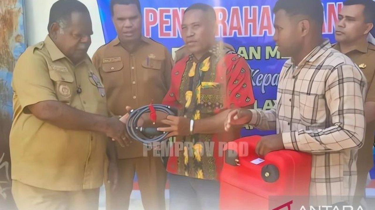 Gubernur Papua Barat Daya Elisa Kambu menyerahkan bantuan perahu nelayan dan mesin tempel kepada kelompok nelayan di Kota Sorong, sebuah langkah strategis untuk menggerakkan ekonomi pesisir.